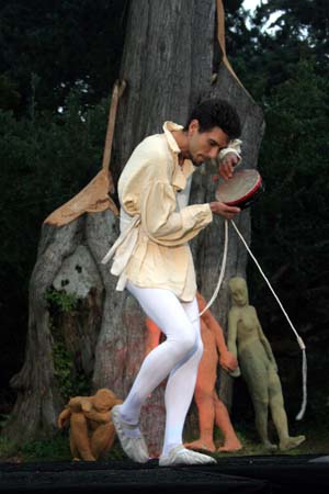 Tom Franco performing